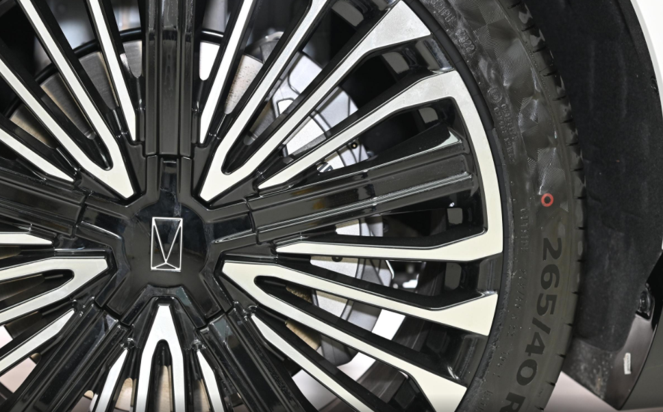 “华为车”很受欢迎？车主说它是“六边形战士”，没想到也有缺点（华为手机一个六边形一个手掌）