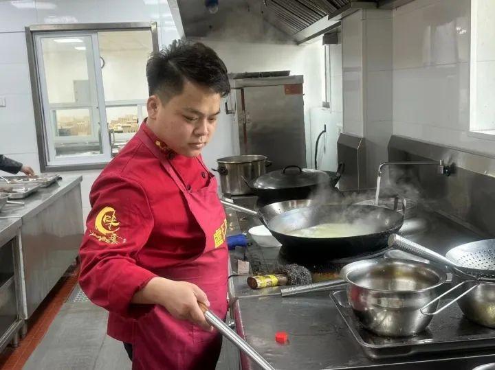 搞副业年入30万！杭州小伙：太火爆，单子接到下半年！这比上班还赚？（副业一年挣多几万开心）