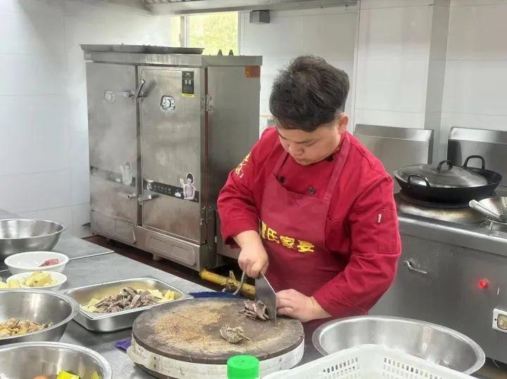 搞副业年入30万！杭州小伙：太火爆，单子接到下半年！这比上班还赚？（副业一年挣多几万开心）