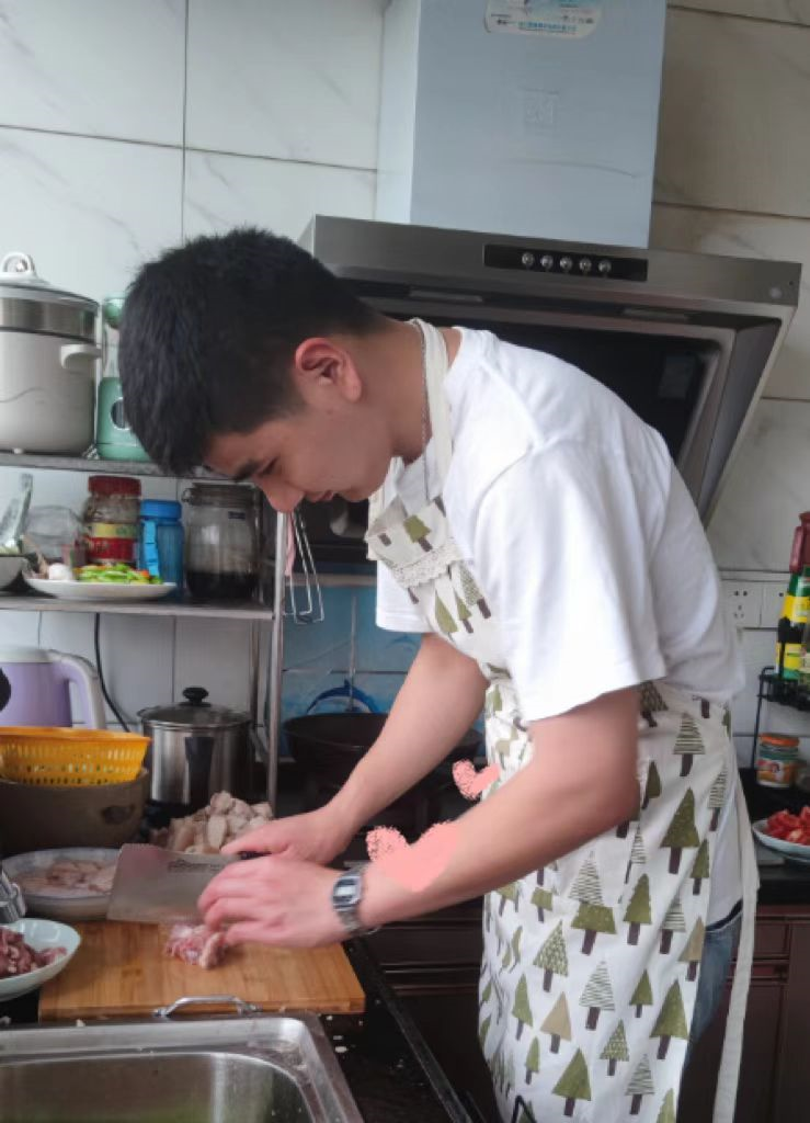 搞副业年入30万！杭州小伙：太火爆，单子接到下半年！这比上班还赚？（副业一年挣多几万开心）