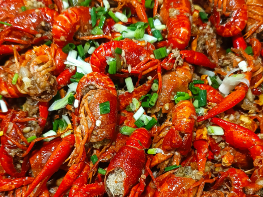 搞副业年入30万！杭州小伙：太火爆，单子接到下半年！这比上班还赚？（副业一年挣多几万开心）