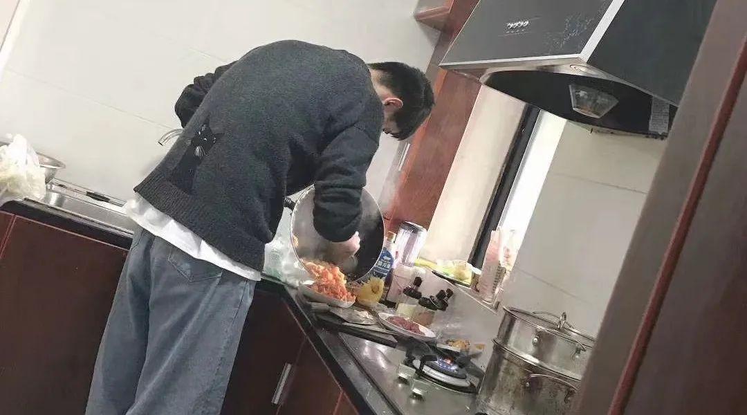 搞副业年入30万！杭州小伙：太火爆，单子接到下半年！这比上班还赚？（副业一年挣多几万开心）