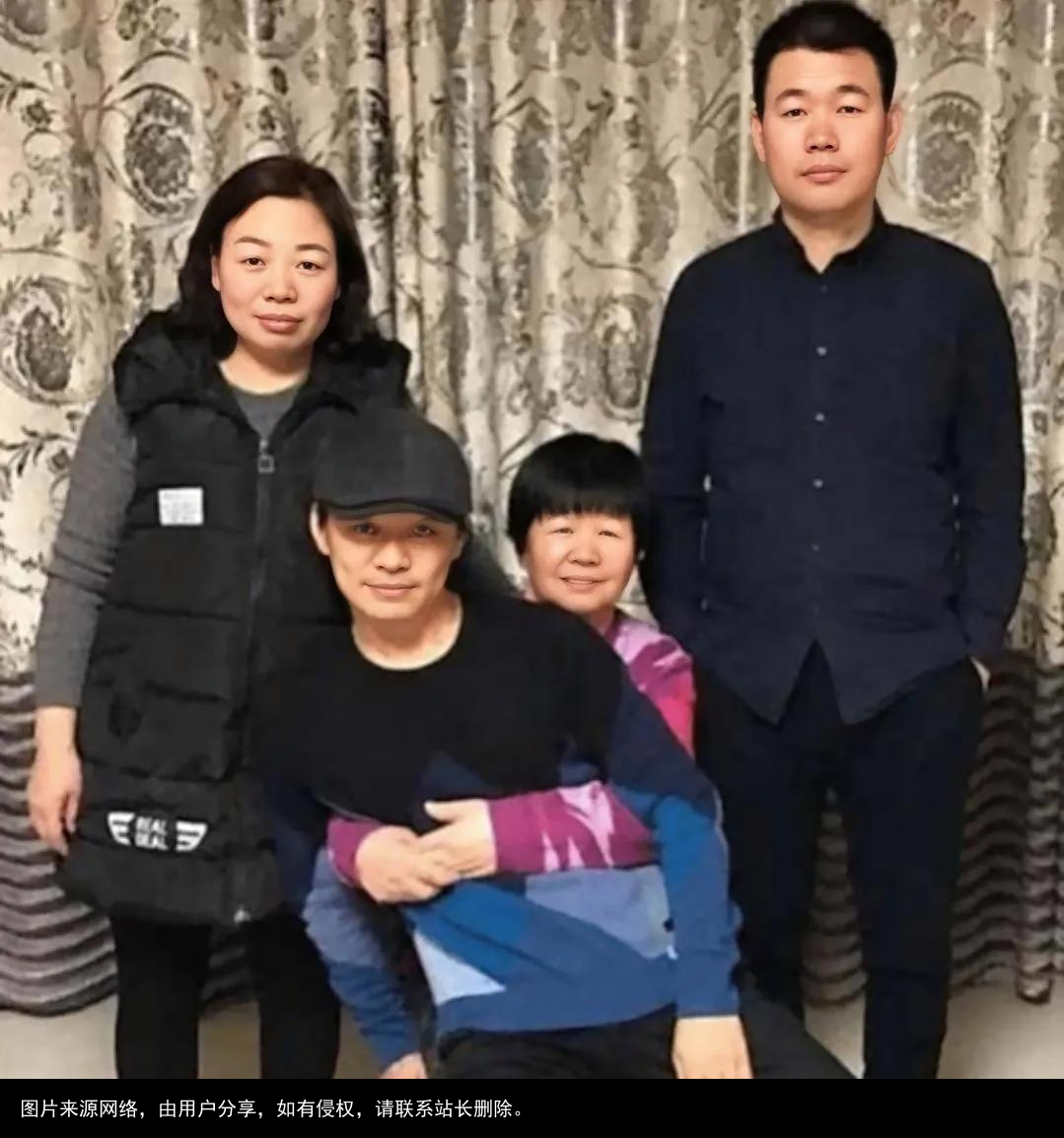 王宝强身价过亿，哥哥嫂子却在大马路上卖烧饼，网友：宝强太薄情