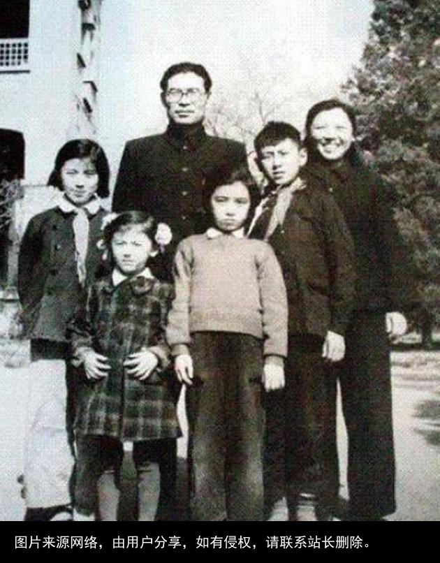 高岗离世后，后代子女生活如何？小女儿成为博士