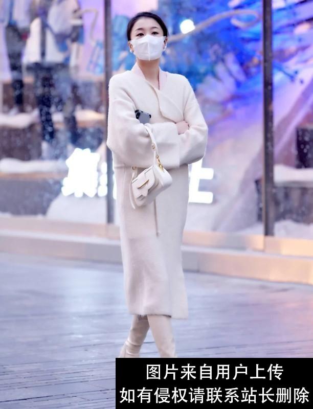 被“北京女生”街拍圈粉了：不染彩发、穿衣不花，美得自然不做作