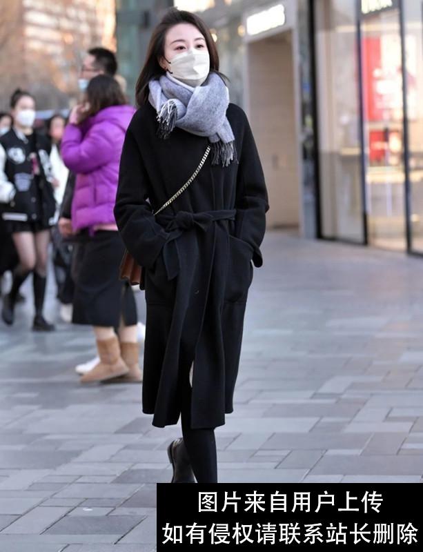 被“北京女生”街拍圈粉了：不染彩发、穿衣不花，美得自然不做作