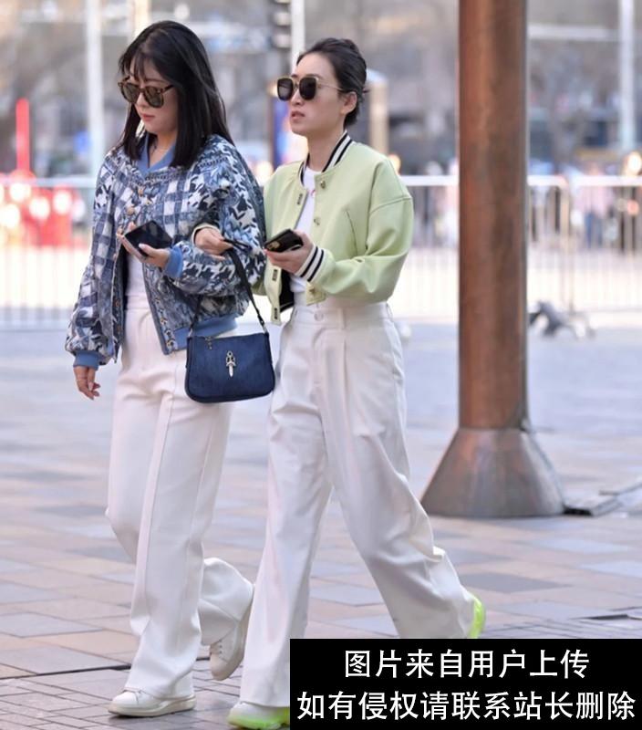 被“北京女生”街拍圈粉了：不染彩发、穿衣不花，美得自然不做作