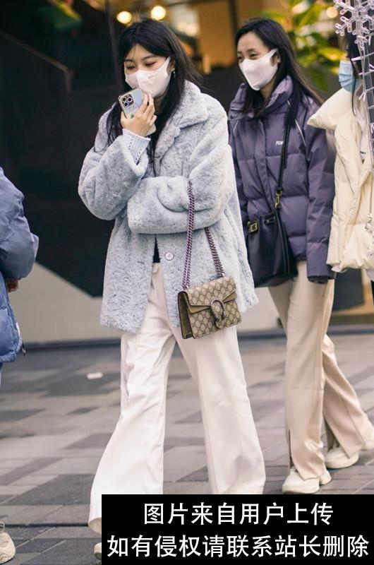 被“北京女生”街拍圈粉了：不染彩发、穿衣不花，美得自然不做作