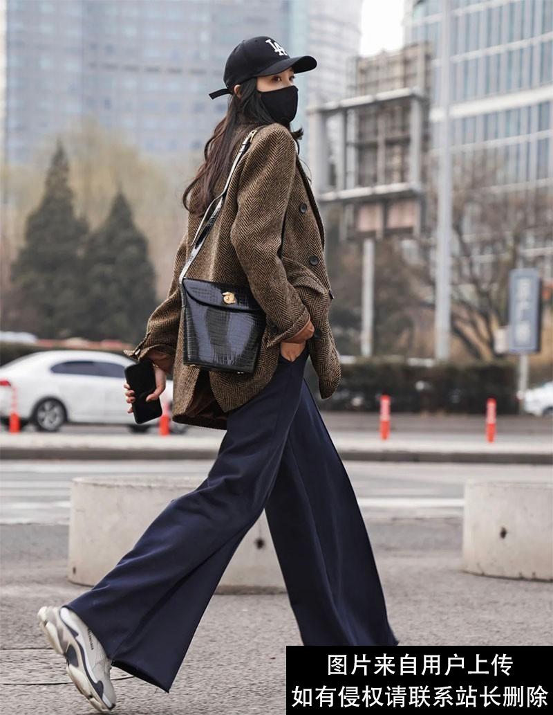 被“北京女生”街拍圈粉了：不染彩发、穿衣不花，美得自然不做作