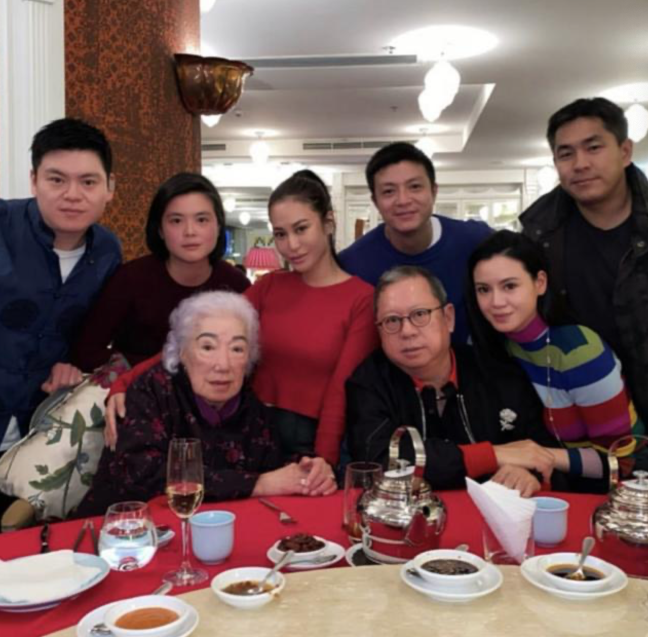 林建岳为母亲摆97岁寿宴，四代同堂好融洽，林老太一双粗眉显霸气（林爱儿林颢伊）