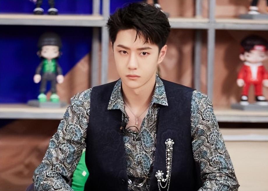 王一博摘下骨头项链，王一博风波后首次现身，摘掉了脖子上的项链，他的目的是什么？