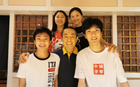 张艺谋一共生了几个孩子，“生不逢时”？张艺谋夫妇发文耐人寻味，曾因“超生”被罚748万