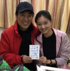 张艺谋一共生了几个孩子，“生不逢时”？张艺谋夫妇发文耐人寻味，曾因“超生”被罚748万