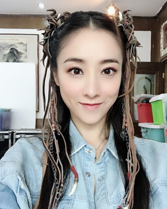 张艺谋一共生了几个孩子，“生不逢时”？张艺谋夫妇发文耐人寻味，曾因“超生”被罚748万