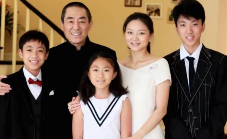 张艺谋一共生了几个孩子，“生不逢时”？张艺谋夫妇发文耐人寻味，曾因“超生”被罚748万