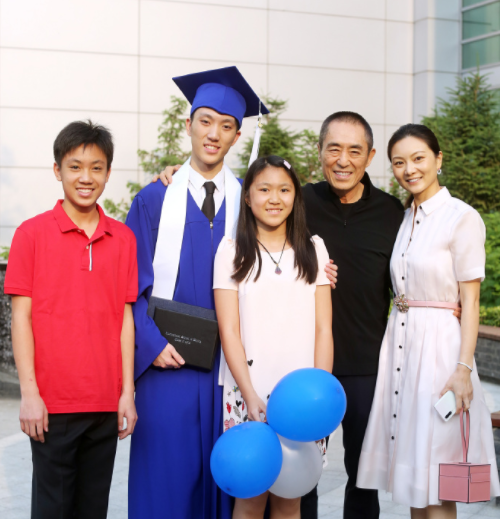 张艺谋一共生了几个孩子，“生不逢时”？张艺谋夫妇发文耐人寻味，曾因“超生”被罚748万