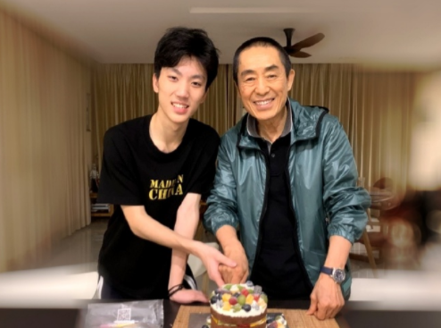 张艺谋一共生了几个孩子，“生不逢时”？张艺谋夫妇发文耐人寻味，曾因“超生”被罚748万