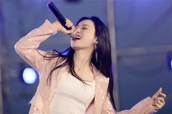 网红唐艺团队的资料，网红一姐竟是40岁大妈！坐拥四千多万粉丝的唐艺，疯狂吸金成富婆