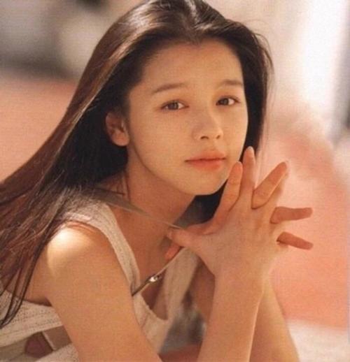 徐若瑄戴首饰图片高清，45岁徐若瑄保养太好了！深V宫廷袖上衣配短裤，气质典雅又高贵