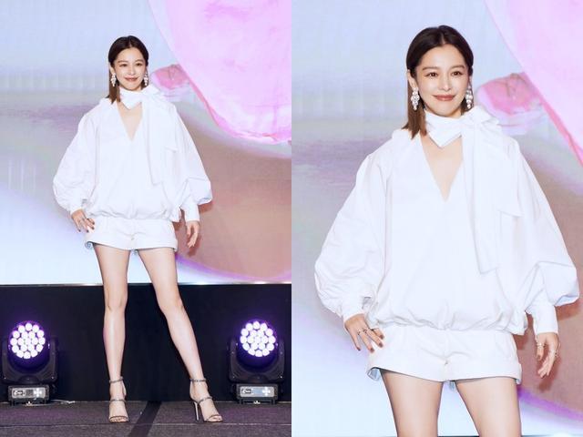 徐若瑄戴首饰图片高清，45岁徐若瑄保养太好了！深V宫廷袖上衣配短裤，气质典雅又高贵