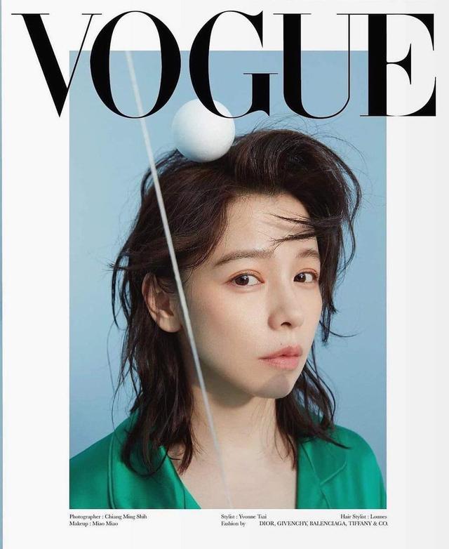 徐若瑄戴首饰图片高清，45岁徐若瑄保养太好了！深V宫廷袖上衣配短裤，气质典雅又高贵