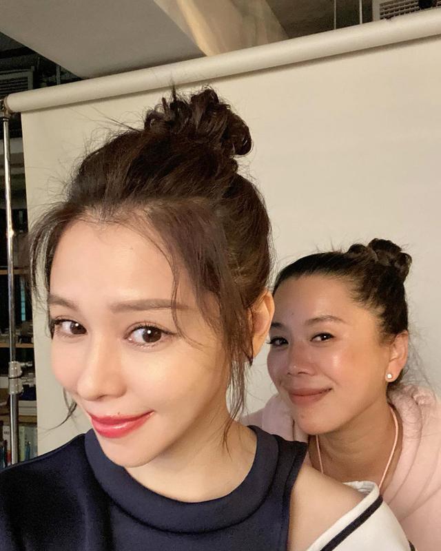 徐若瑄戴首饰图片高清，45岁徐若瑄保养太好了！深V宫廷袖上衣配短裤，气质典雅又高贵