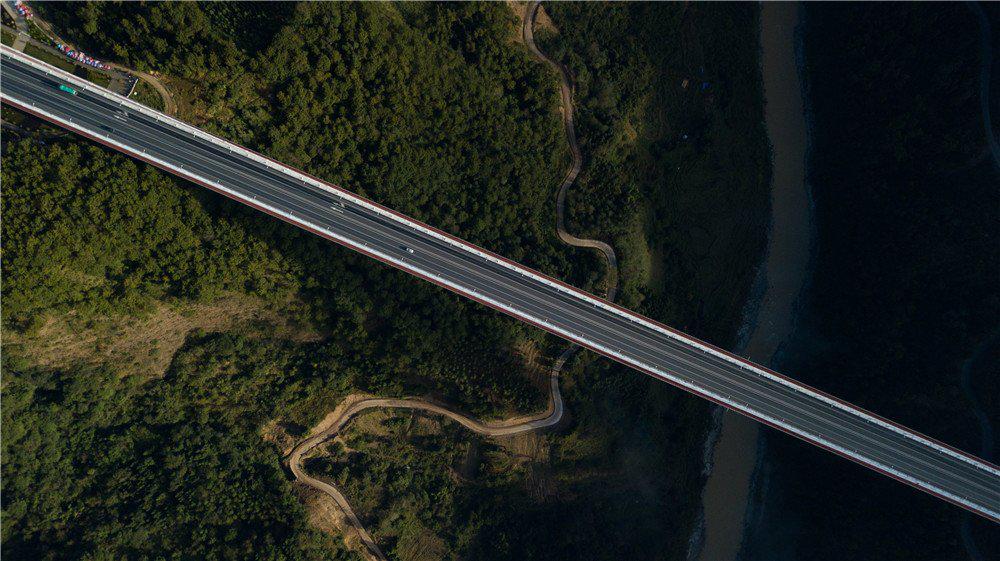 龙江大桥全长多少米长，2470米中国龙江大桥，亚洲最大钢箱梁悬索桥，横跨峡谷只需1分钟