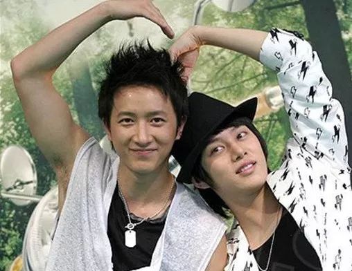 90后喜欢的韩国组合歌手，90后逃不过的两大韩国男团：东方神起Super Junior