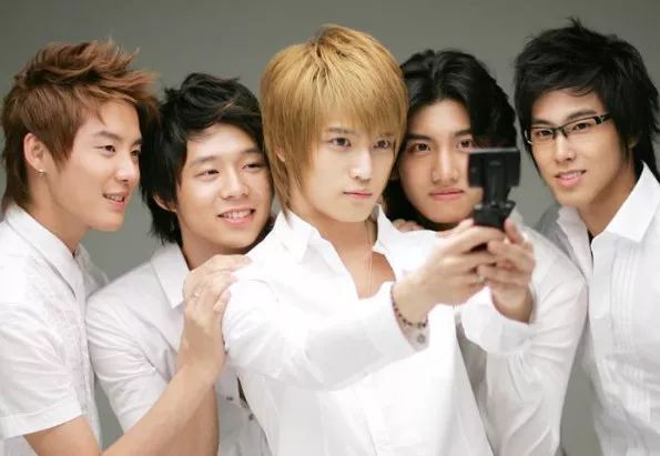 90后喜欢的韩国组合歌手，90后逃不过的两大韩国男团：东方神起Super Junior