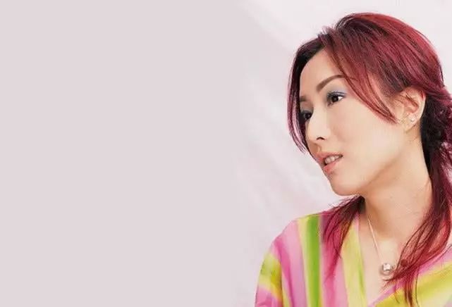 郑秀文微博回应，郑秀文微博晒自拍，瘦到脱相颈箍都能当背心穿，网友：大写的心疼