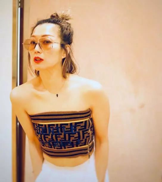 郑秀文微博回应，郑秀文微博晒自拍，瘦到脱相颈箍都能当背心穿，网友：大写的心疼