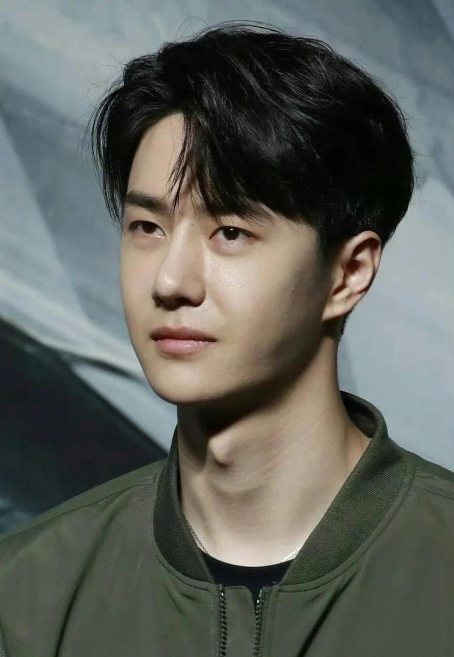 王一博戴过的项链是什么，王一博隐藏的项链，你发现了没？就问到底是谁送的