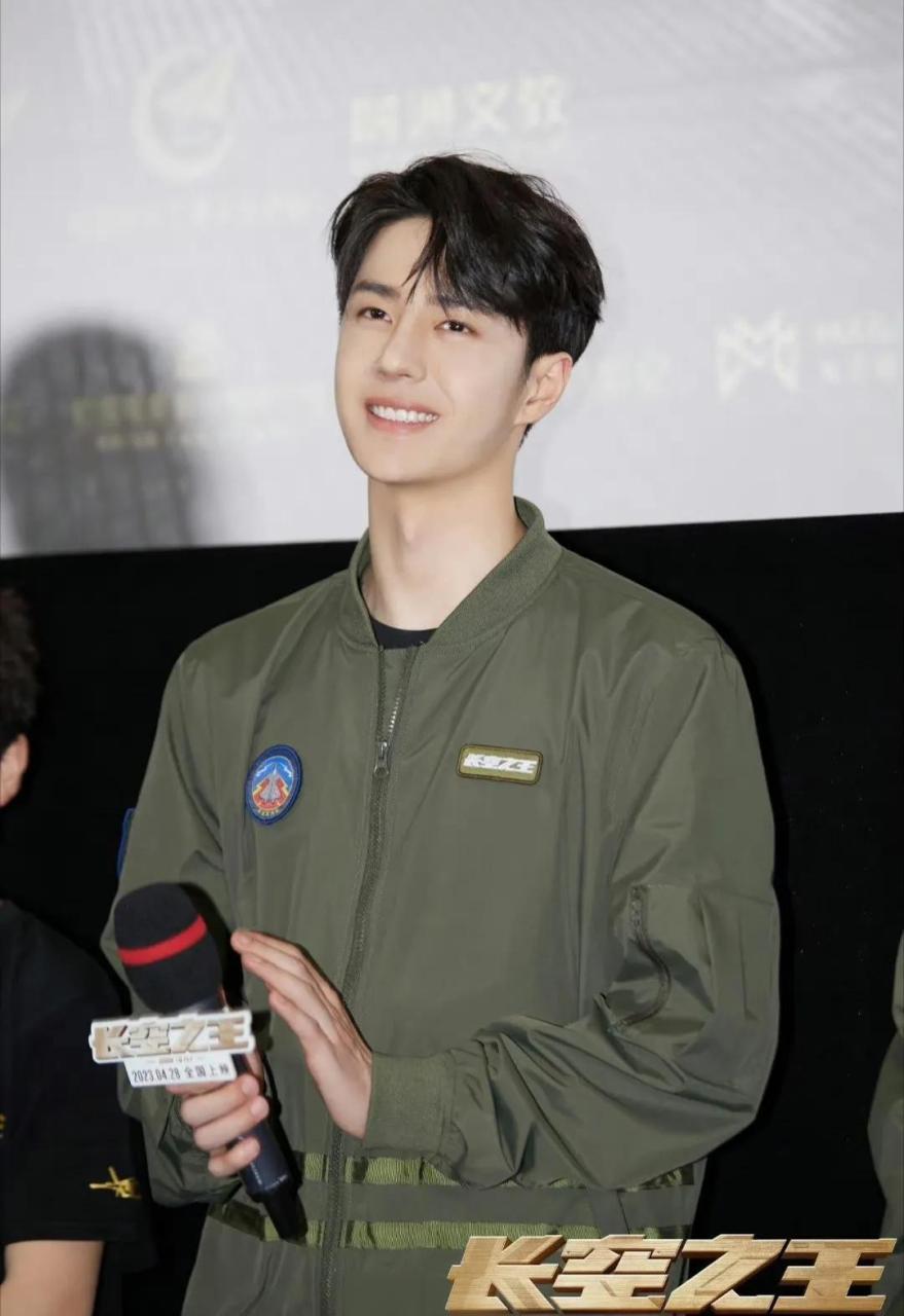 王一博戴过的项链是什么，王一博隐藏的项链，你发现了没？就问到底是谁送的