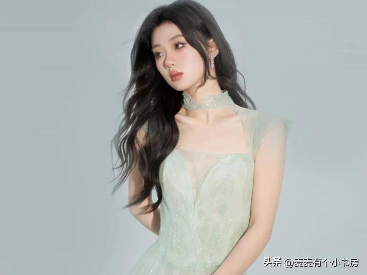 村里来了个年轻人笔趣阁，那年村里来了人牙子，给了我四两银子，我把自己给卖了