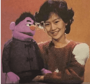 鞠萍27岁儿子罕曝光，身材魁梧撞脸大鹏，为人低调还是名校学霸