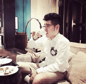 鞠萍27岁儿子罕曝光，身材魁梧撞脸大鹏，为人低调还是名校学霸